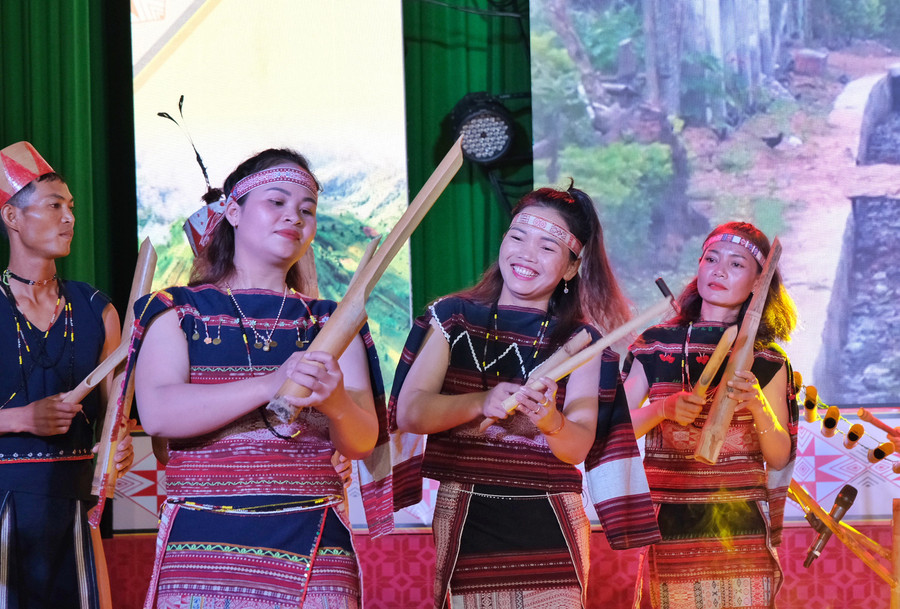 Đoàn Đăk Pơ mang đến liên hoan nhiều tiết mục đặc sắc. Ảnh: Hoàng Ngọc