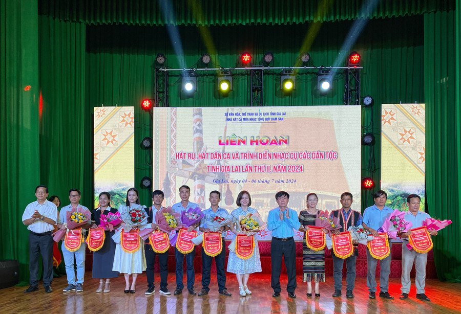 Ban tổ chức tặng hoa cho các đơn vị tham gia liên hoan. Ảnh Hoàng Ngọc