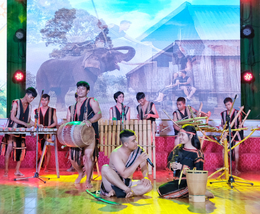 Tiết mục hát giao duyên của đoàn Chư Sê. Ảnh: Hoàng Ngọc