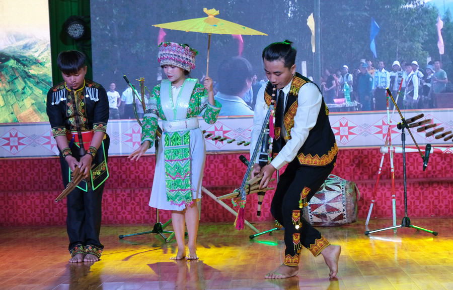 Độc tấu &quot;Tiếng khèn gọi bạn&quot; của dân tộc Mông-một tiết mục của đoàn đoàn Đăk Pơ trong đêm khai mạc liên hoan. Ảnh: Hoàng Ngọc
