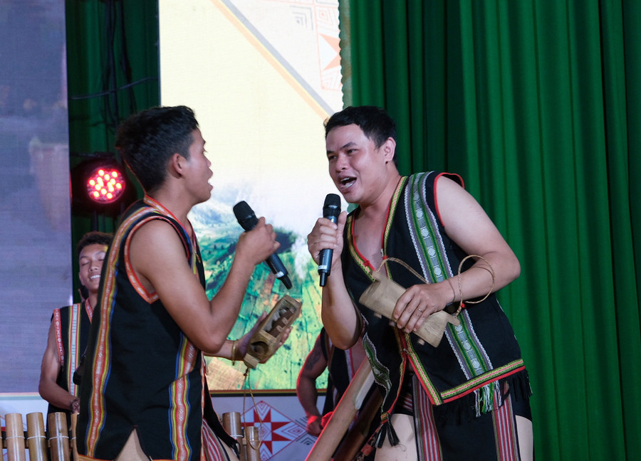 Các chàng trai hát dân ca Jrai. Ảnh: Hoàng Ngọc