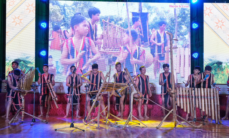 Hòa tấu nhạc cụ dân tộc dân tộc của đoàn Ia Grai. Ảnh: Hoàng Ngọc