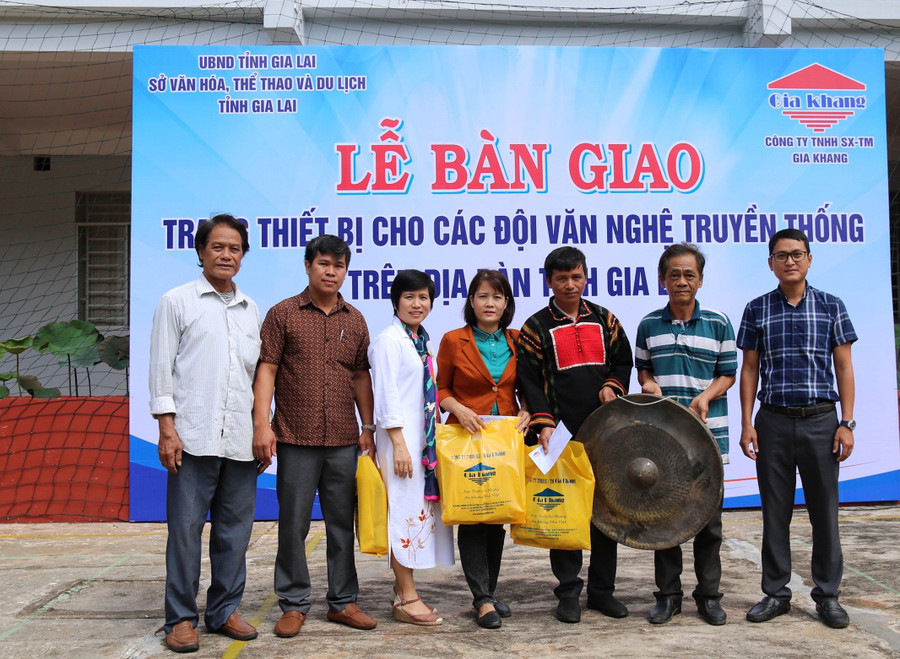 Bàn giao cồng chiêng cho các đội văn nghệ truyền thống. Ảnh: Nguyễn Anh Minh