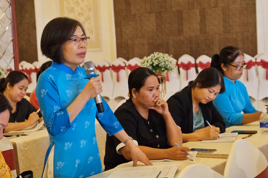 Các đại biểu đánh giá kết quả đạt được trong công tác Hội trong quý III. Ảnh: MINH CHÂU