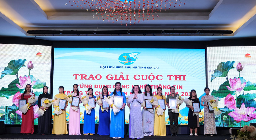 Trao giải cho các tập thể, cá nhân đạt giải cuộc thi “Ứng dụng công nghệ thông tin trong sinh hoạt Hội”. Ảnh: MINH CHÂU Trao giải cho các tập thể, cá nhân đạt giải cuộc thi “Ứng dụng công nghệ thông tin trong sinh hoạt Hội”. Ảnh: MINH CHÂU