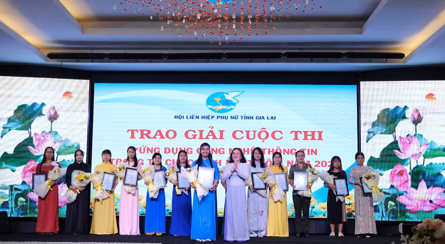 Trao giải cho các tập thể, cá nhân đạt giải cuộc thi “Ứng dụng công nghệ thông tin trong sinh hoạt Hội”. Ảnh: MINH CHÂU