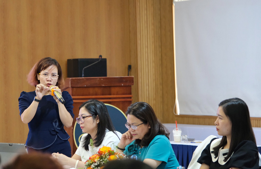 Tiến sỹ Nguyễn Thị Cẩm Vân-giảng viên Khoa Kinh tế, trường Đại học Lâm nghiệp phân hiệu tại tỉnh Gia Lai giới thiệu về sàn thương mại điện tử. Ảnh: MINH CHÂU Tiến sỹ Nguyễn Thị Cẩm Vân-giảng viên Khoa Kinh tế, trường Đại học Lâm nghiệp phân hiệu tại tỉnh Gia Lai giới thiệu về sàn thương mại điện tử. Ảnh: MINH CHÂU