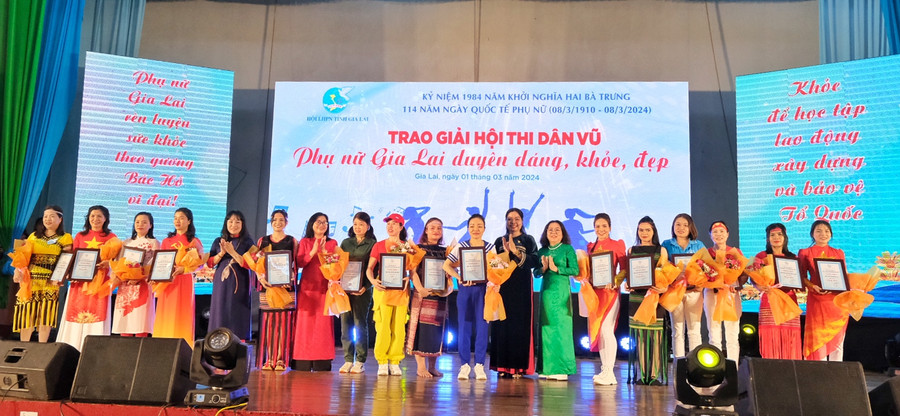 Trao giải cho các đơn vị tham gia hội thi. Ảnh: Minh Châu Trao giải cho các đơn vị tham gia hội thi. Ảnh: Minh Châu