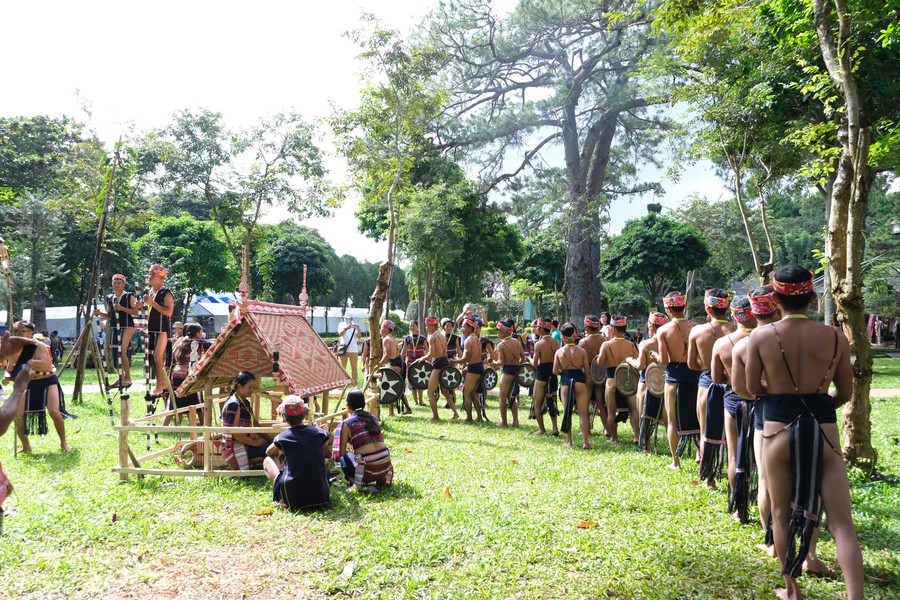 Đội cồng chiêng huyện Kông Chro trình diễn tại Festival văn hóa cồng chiêng năm 2023 tại Quảng trường Đại Đoàn Kết (TP. Pleiku). Ảnh: Hoàng Ngọc Đội cồng chiêng huyện Kông Chro trình diễn tại Festival văn hóa cồng chiêng năm 2023 tại Quảng trường Đại Đoàn Kết (TP. Pleiku). Ảnh: Hoàng Ngọc