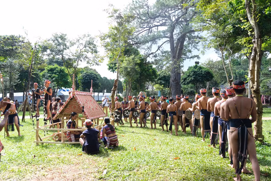 Đội cồng chiêng huyện Kông Chro trình diễn tại Festival văn hóa cồng chiêng năm 2023 tại Quảng trường Đại Đoàn Kết (TP. Pleiku). Ảnh: Hoàng Ngọc