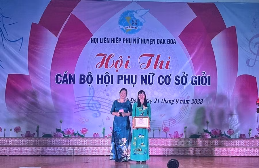 Trao giải nhất cho nữ cán bộ hội cơ sở giỏi tại hội thi. Ảnh: Minh Châu