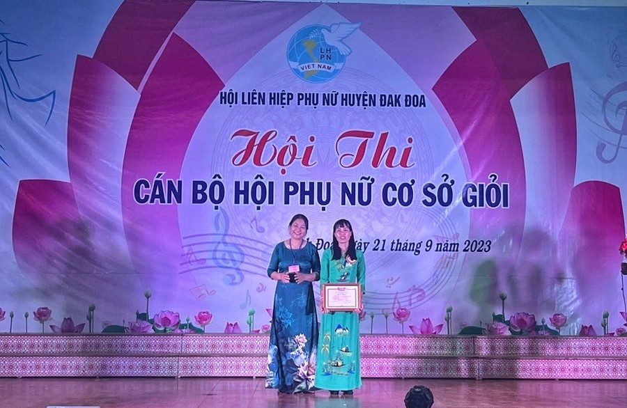 Trao giải nhất cho nữ cán bộ hội cơ sở giỏi tại hội thi. Ảnh: Minh Châu Trao giải nhất cho nữ cán bộ hội cơ sở giỏi tại hội thi. Ảnh: Minh Châu