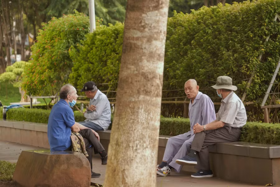 Khoảnh khắc gặp gỡ hàn huyên của những người cao tuổi. Một hình ảnh chạm đến sự bình yên...