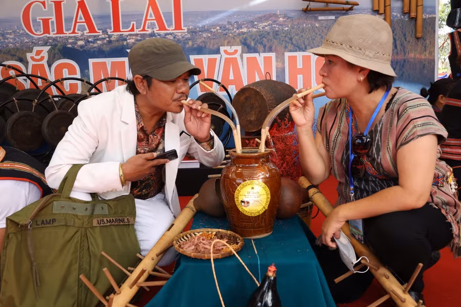 Thưởng thức ẩm thực truyền thống tỉnh Gia Lai. Ảnh: Quốc Nguyễn