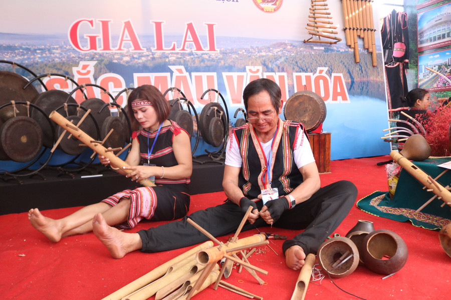 Nghệ nhân Bahnar tỉnh Gia Lai chế tác đàn goong. Ảnh: Bùi Hương Thảo Nghệ nhân Bahnar tỉnh Gia Lai chế tác đàn goong. Ảnh: Bùi Hương Thảo