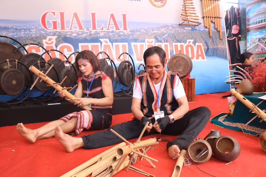 Nghệ nhân Bahnar tỉnh Gia Lai chế tác đàn goong. Ảnh: Bùi Hương Thảo
