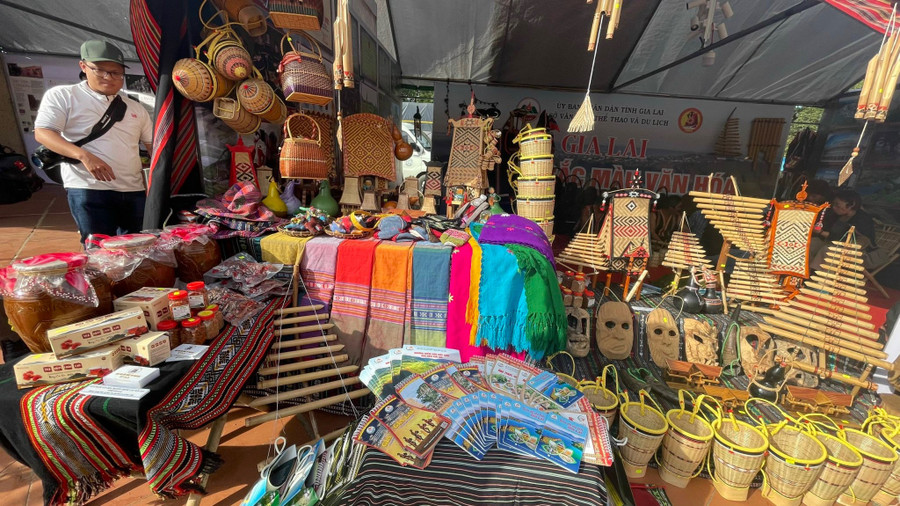 Gian hàng xúc tiến du lịch tỉnh Gia Lai. Ảnh: Bùi Hương Thảo Gian hàng xúc tiến du lịch tỉnh Gia Lai. Ảnh: Bùi Hương Thảo