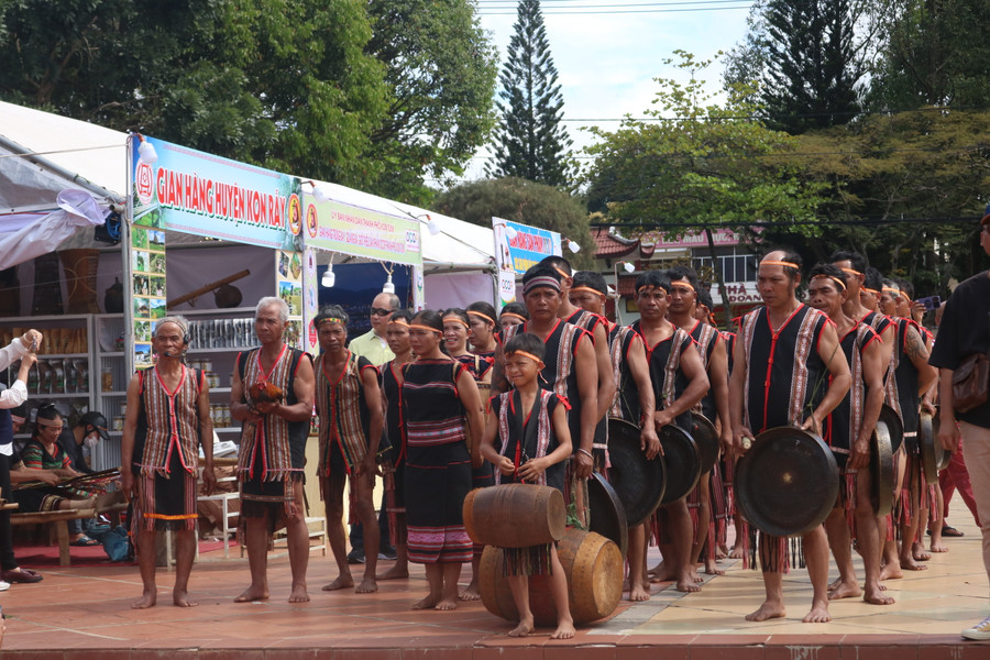 Đoàn nghệ nhân tái hiện lễ cúng giọt nước của người Jrai. Ảnh: Nay Sắt Đoàn nghệ nhân tái hiện lễ cúng giọt nước của người Jrai. Ảnh: Nay Sắt