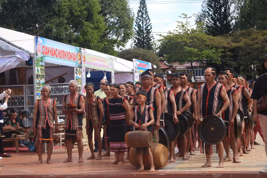 Đoàn nghệ nhân tái hiện lễ cúng giọt nước của người Jrai. Ảnh: Nay Sắt