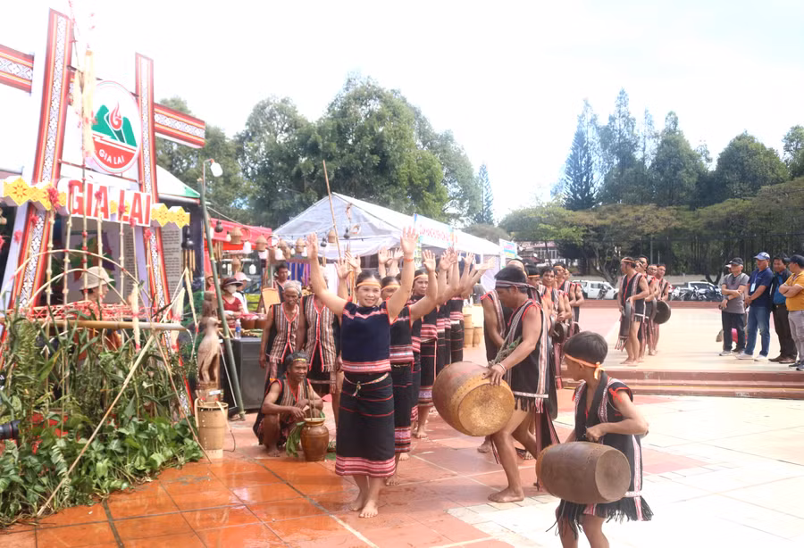 Tỉnh Gia Lai góp sắc màu văn hóa, làm nổi bật chủ đề "Đại ngàn Tây Nguyên-Tinh hoa hội tụ" tại Ngày hội. Ảnh: Nay Sắt Tỉnh Gia Lai góp sắc màu văn hóa, làm nổi bật chủ đề "Đại ngàn Tây Nguyên-Tinh hoa hội tụ" tại Ngày hội. Ảnh: Nay Sắt