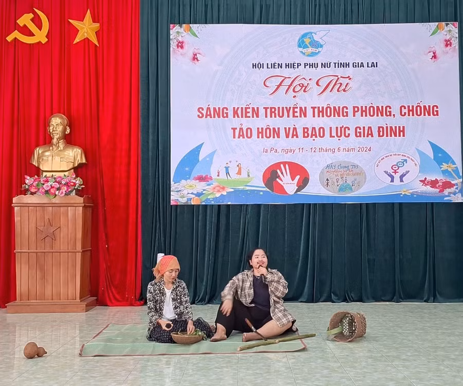 Sáng kiến truyền thông phòng-chống tảo hôn và bạo lực gia đình được thể hiện bằng hình thức sân khấu hóa qua các tiểu phẩm. Ảnh: Minh Châu