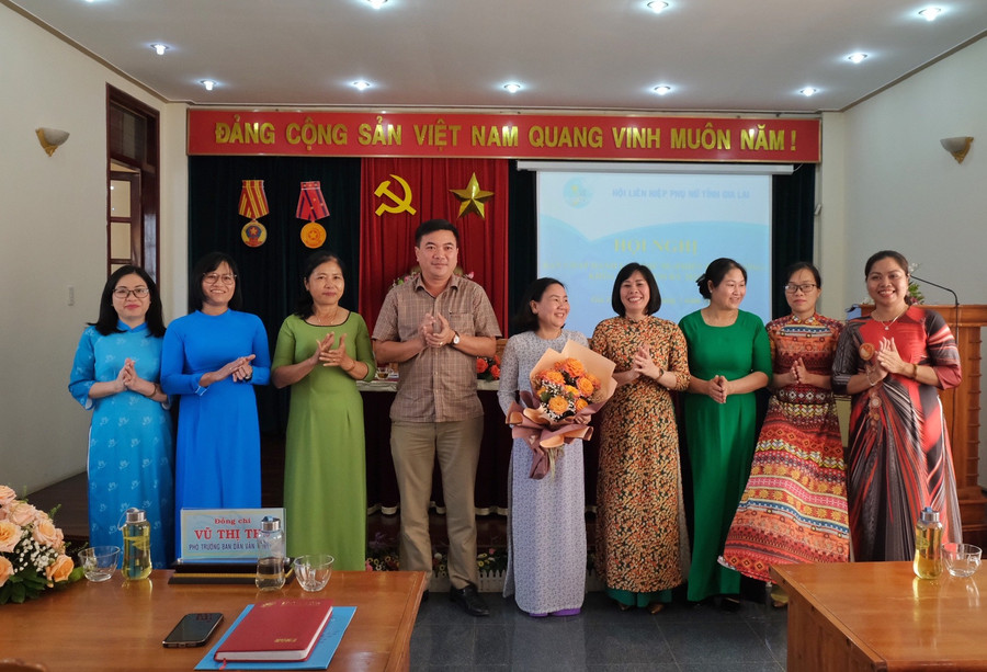 Ủy ban kiểm tra Hội LHPN tỉnh khóa I, nhiệm kỳ 2021-2026 ra mắt hội nghị. Ảnh: Minh Châu Ủy ban kiểm tra Hội LHPN tỉnh khóa I, nhiệm kỳ 2021-2026 ra mắt hội nghị. Ảnh: Minh Châu