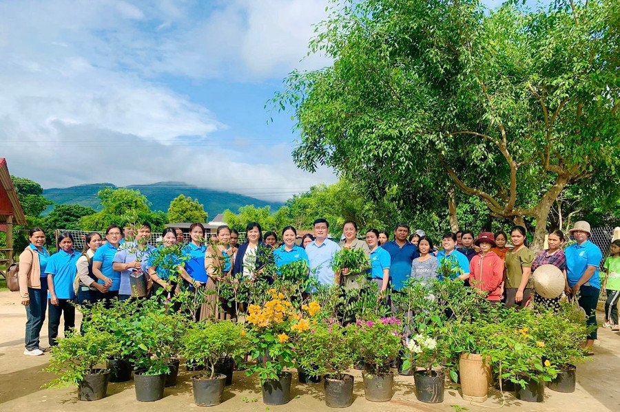 Hội LHPN huyện Mang Yang phát động trồng cây “Đời đời nhớ ơn Bác Hồ”. Ảnh: MINH CHÂU