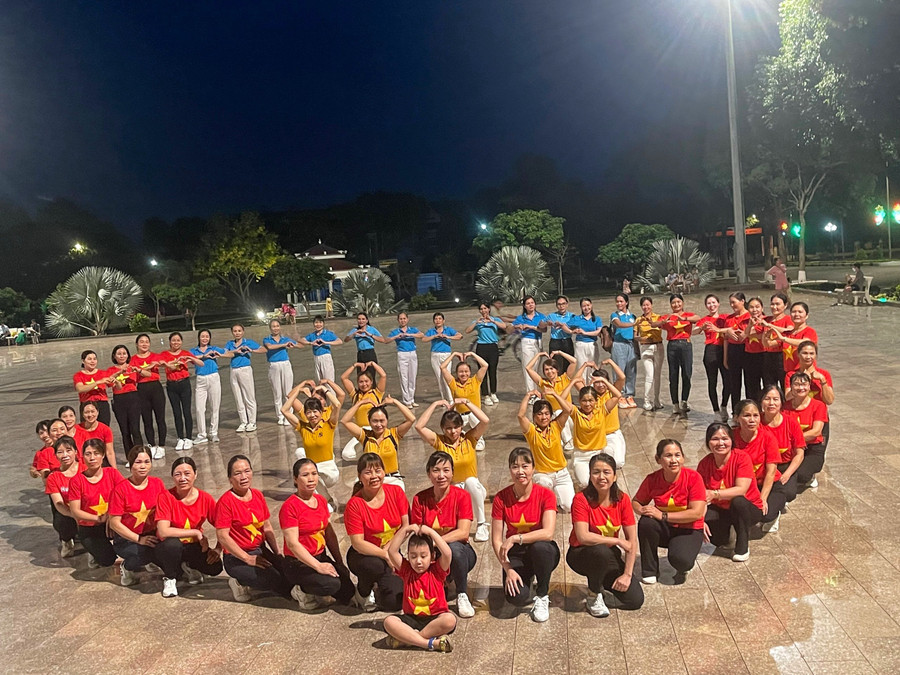 Các cơ sở hội LHPN huyện Chư Păh giao lưu dân vũ, tạo khí thế sôi nổi dịp lễ lớn của đất nước. Ảnh: Minh Châu Các cơ sở hội LHPN huyện Chư Păh giao lưu dân vũ, tạo khí thế sôi nổi dịp lễ lớn của đất nước. Ảnh: Minh Châu