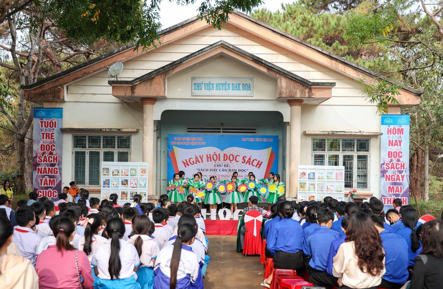 Ngày hội có chủ đề "Sách hay cần bạn đọc". Ảnh: Tuấn Nguyễn Ngày hội có chủ đề "Sách hay cần bạn đọc". Ảnh: Tuấn Nguyễn