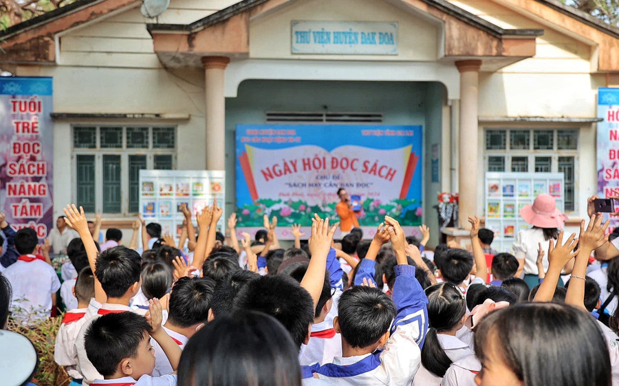 Học sinh hào hứng tham gia chương trình đố vui có thưởng về sách. Ảnh: Tuấn Nguyễn Học sinh hào hứng tham gia chương trình đố vui có thưởng về sách. Ảnh: Tuấn Nguyễn