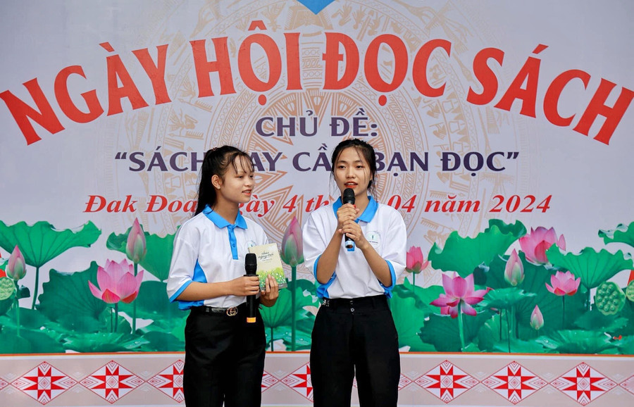 Hai học sinh đến từ Câu lạc bộ sách-tri thức Minh Khai giới thiệu sách tại chương trình. Ảnh: Tuấn Nguyễn Hai học sinh đến từ Câu lạc bộ sách-tri thức Minh Khai giới thiệu sách tại chương trình. Ảnh: Tuấn Nguyễn