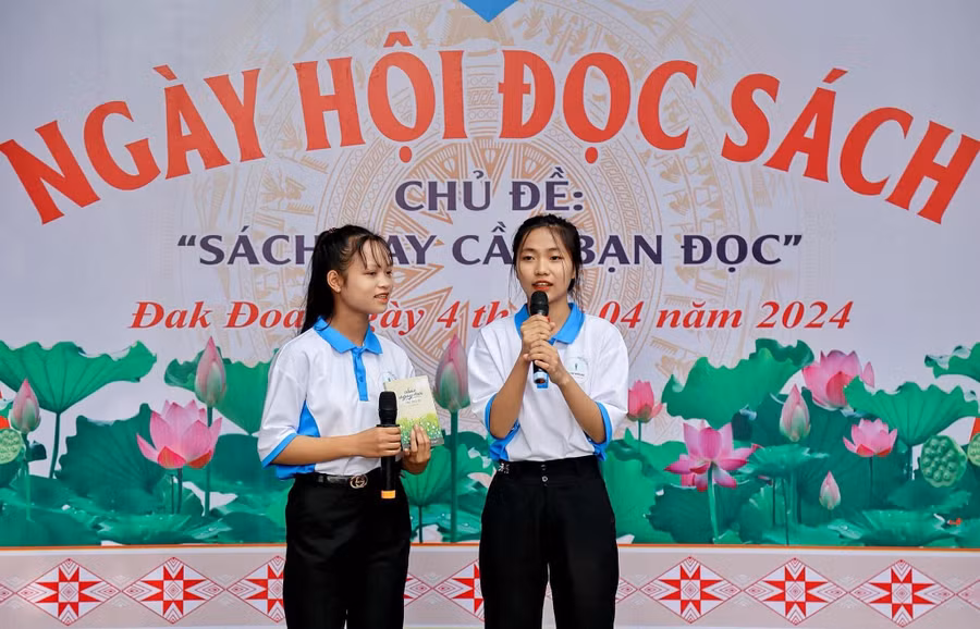 Hai học sinh đến từ Câu lạc bộ sách-tri thức Minh Khai giới thiệu sách tại chương trình. Ảnh: Tuấn Nguyễn