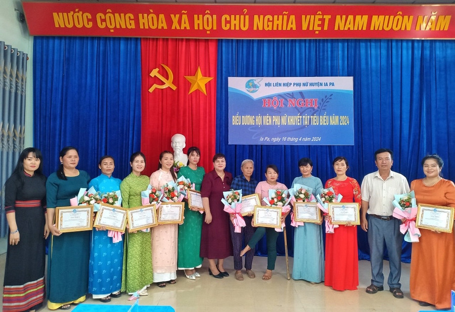 Biểu dương các tập thể và cá nhân tiêu biểu. Ảnh: Ngọc Lan Biểu dương các tập thể và cá nhân tiêu biểu. Ảnh: Ngọc Lan