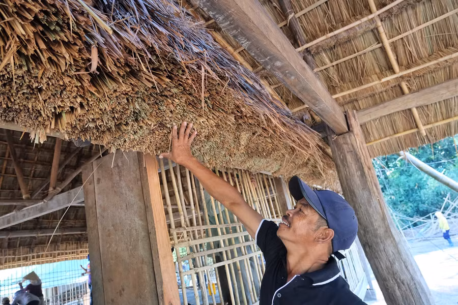 Mái tranh dày khoảng 3 gang tay người lớn