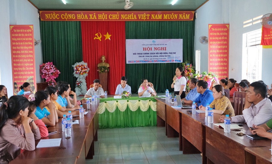 Hội LHPN xã Đê Ar tổ chức đối thoại chính sách về công tác phòng, chống tảo hôn trong vùng dân tộc thiểu số. Ảnh: Minh Châu Hội LHPN xã Đê Ar tổ chức đối thoại chính sách về công tác phòng, chống tảo hôn trong vùng dân tộc thiểu số. Ảnh: Minh Châu