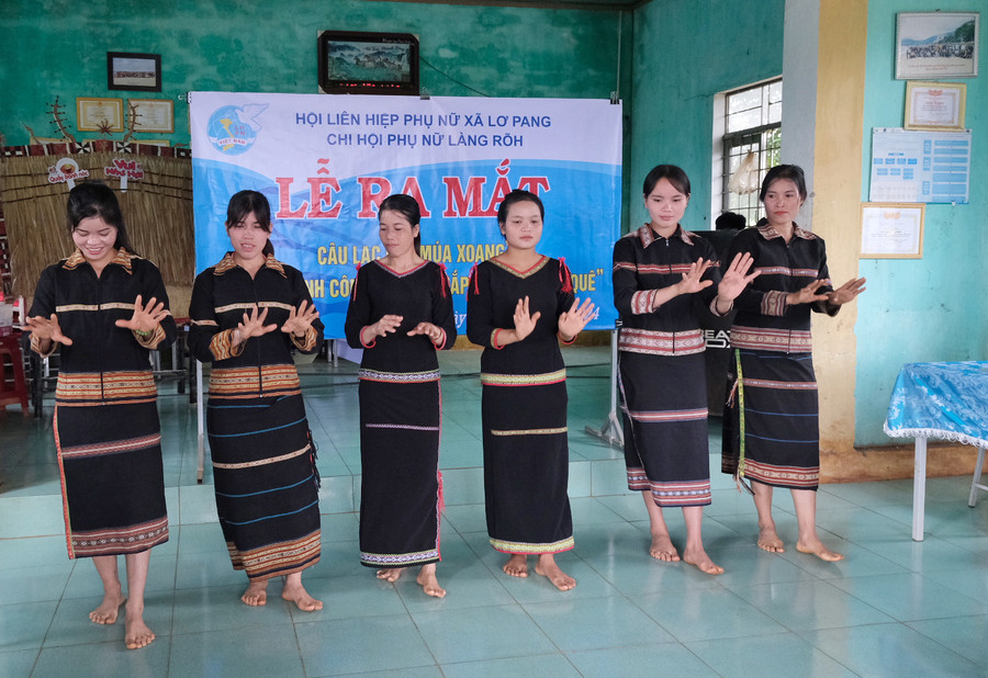 Ra mắt câu lạc bộ "Múa xoang" tại chi hội phụ nữ làng Roh-đây là mô hình đặc thù khuyến khích phụ nữ tham gia bảo tồn bản sắc văn hóa. Ảnh: Minh Châu Ra mắt câu lạc bộ "Múa xoang" tại chi hội phụ nữ làng Roh-đây là mô hình đặc thù khuyến khích phụ nữ tham gia bảo tồn bản sắc văn hóa. Ảnh: Minh Châu