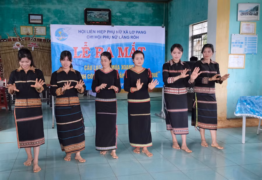 Ra mắt câu lạc bộ "Múa xoang" tại chi hội phụ nữ làng Roh-đây là mô hình đặc thù khuyến khích phụ nữ tham gia bảo tồn bản sắc văn hóa. Ảnh: Minh Châu