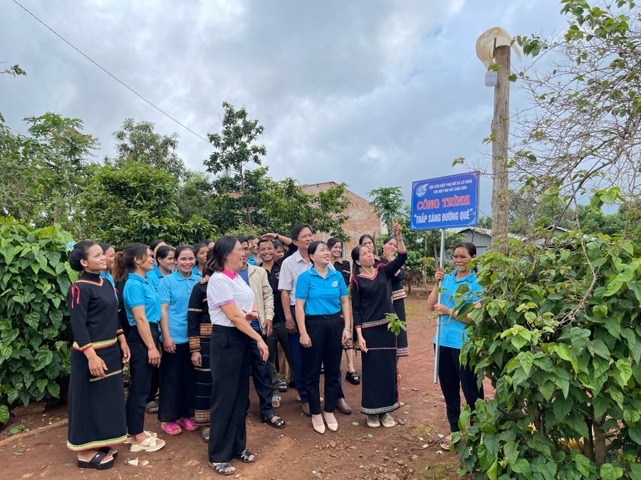 Khánh thành công trình "Thắp sáng đường quê" tại xã Lơ Pang. Ảnh: Minh Châu Khánh thành công trình "Thắp sáng đường quê" tại xã Lơ Pang. Ảnh: Minh Châu