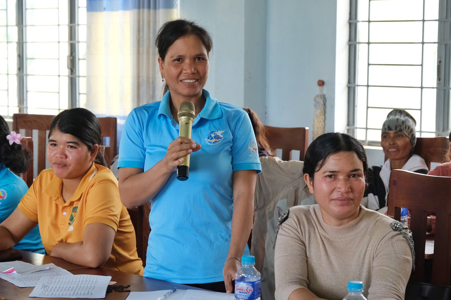 Hội viên phụ nữ đặt nhiều câu hỏi xoay quanh chủ đề tảo hôn tại buổi đối thoại với chính quyền địa phương. Ảnh: Minh Châu Hội viên phụ nữ đặt nhiều câu hỏi xoay quanh chủ đề tảo hôn tại buổi đối thoại với chính quyền địa phương. Ảnh: Minh Châu