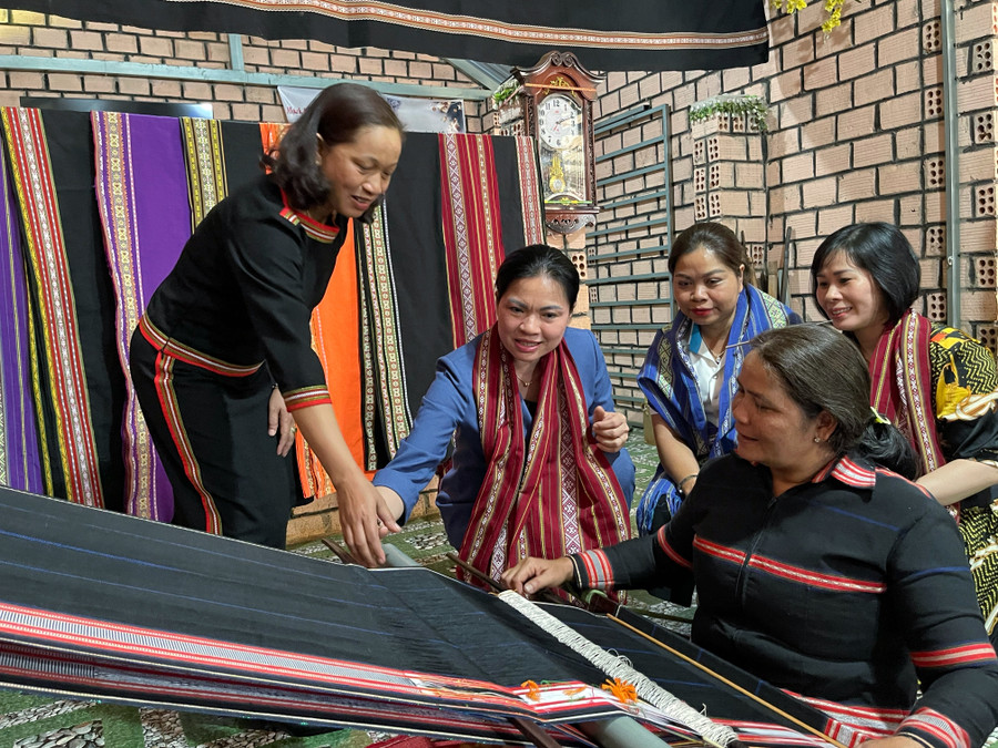 Chủ tịch Trung ương Hội LHPN Việt Nam Hà Thị Nga (thứ 2 từ trái sang) thăm câu lạc bộ dệt làng Phung, xã Biển Hồ, TP. Pleiku. Ảnh: Minh Châu Chủ tịch Trung ương Hội LHPN Việt Nam Hà Thị Nga (thứ 2 từ trái sang) thăm câu lạc bộ dệt làng Phung, xã Biển Hồ, TP. Pleiku. Ảnh: Minh Châu