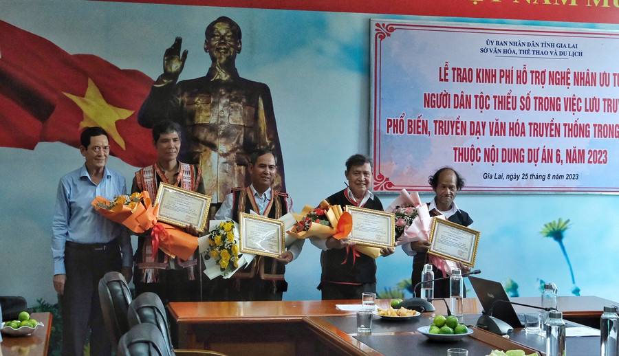 Phó giám đốc Sở Văn hóa-Thể thao và Du lịch Nguyễn Đức Hoàng (bìa trái) trao kinh phí hỗ trợ cho các nghệ nhân. Ảnh: Hoàng Ngọc Phó giám đốc Sở Văn hóa-Thể thao và Du lịch Nguyễn Đức Hoàng (bìa trái) trao kinh phí hỗ trợ cho các nghệ nhân. Ảnh: Hoàng Ngọc