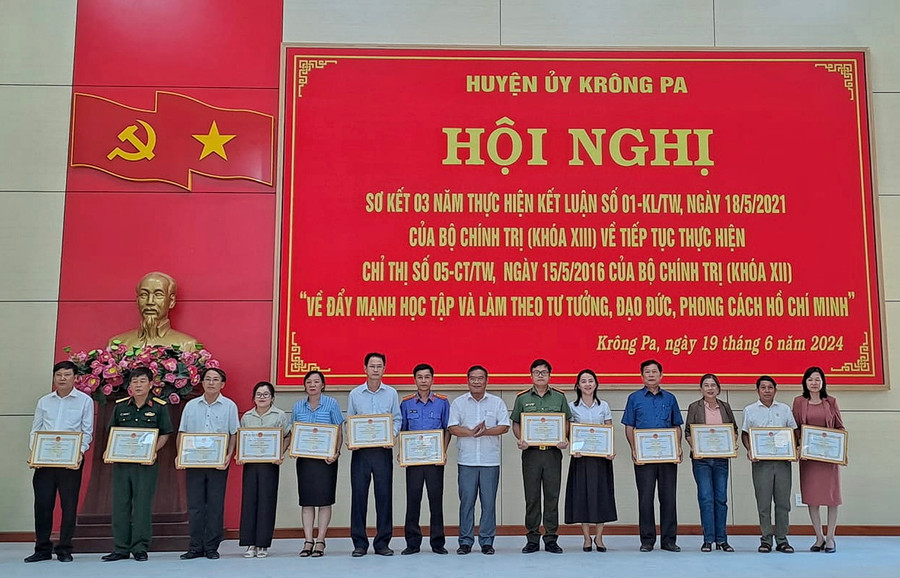 Khen thưởng các tập thể, cá nhân học tập và làm theo lời Bác giai đoạn 2021-2023. Ảnh: Minh Châu Khen thưởng các tập thể, cá nhân học tập và làm theo lời Bác giai đoạn 2021-2023. Ảnh: Minh Châu