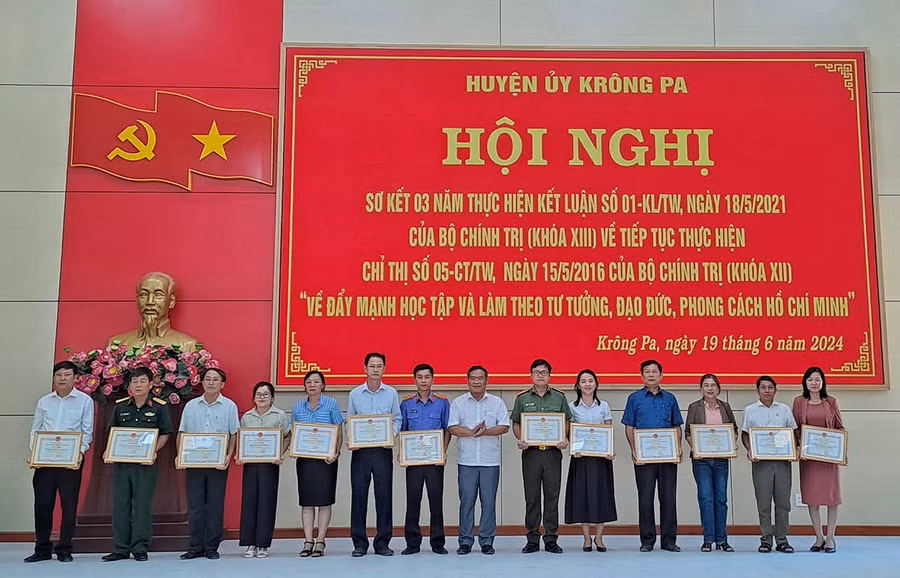 Khen thưởng các tập thể, cá nhân học tập và làm theo lời Bác giai đoạn 2021-2023. Ảnh: Minh Châu Khen thưởng các tập thể, cá nhân học tập và làm theo lời Bác giai đoạn 2021-2023. Ảnh: Minh Châu