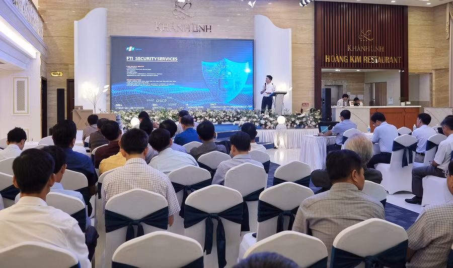 Chuyên gia chia sẻ giải pháp nâng cao khả năng phát hiện và ứng phó các mối đe dọa an toàn an ninh trong quản lý giáo dục tại hội thảo. Ảnh: Minh Châu