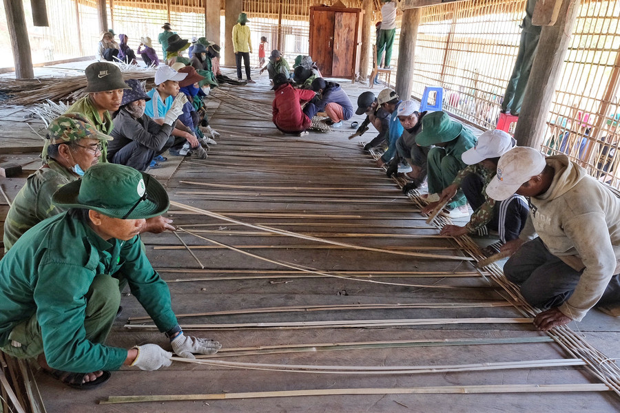 Làng chia thành 5 tổ và được phân công công việc cụ thể như đan vách, lợp mái... Làng chia thành 5 tổ và được phân công công việc cụ thể như đan vách, lợp mái...