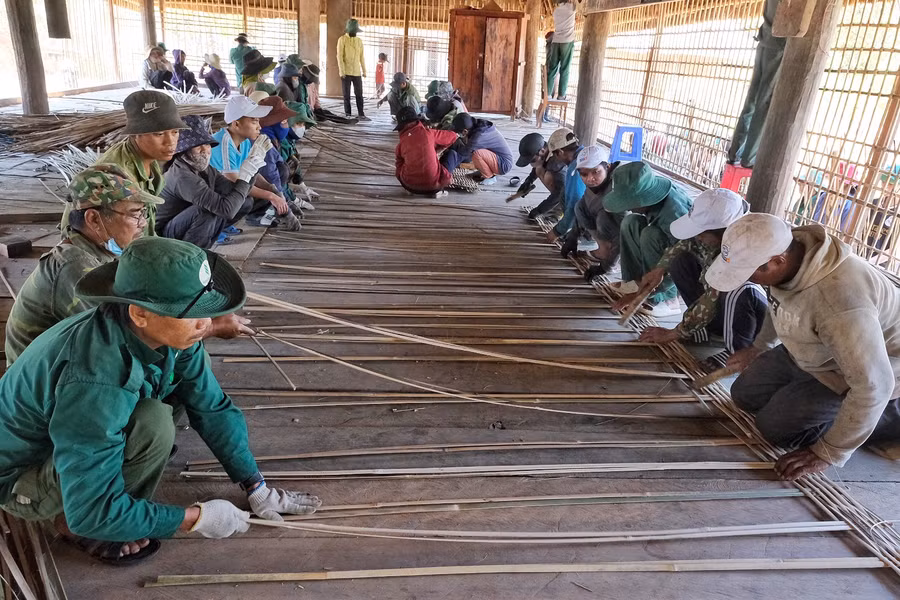 Làng chia thành 5 tổ và được phân công công việc cụ thể như đan vách, lợp mái...