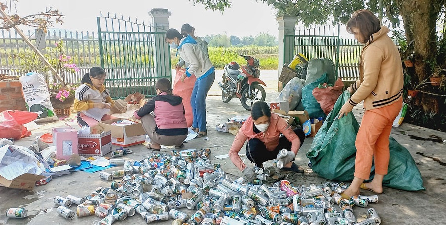 Thành viên câu lạc bộ thu gom và phân loại rác. Ảnh: ĐVCC