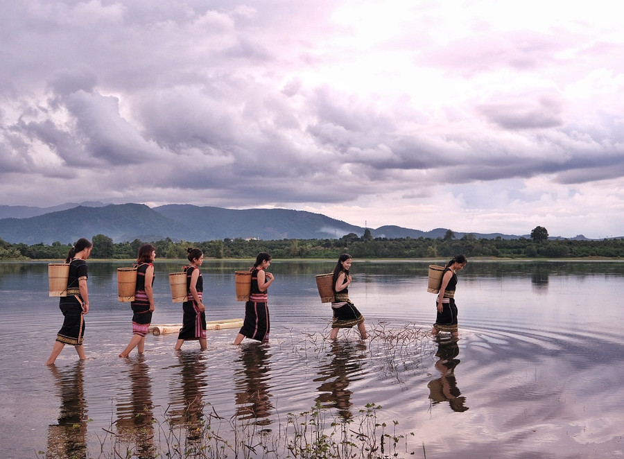 Các thiếu nữ Jrai tái hiện đời sống văn hóa phục vụ du khách chụp ảnh-hoạt động được yêu thích khi trải nghiệm du lịch cộng đồng tại làng Kép, xã Ia Mơ Nông, huyện Chư Pah. Ảnh: Hoàng Ngọc