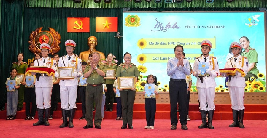 Trung tá Nguyễn Thị Ngọc Thúy-Phó Chủ tịch chuyên trách Hội Phụ nữ Công an tỉnh và bé Lâm Ngọc An Nhiên (SN 2015) được biểu dương trong chương trình "Mẹ đỡ đầu". Ảnh: NVCC Trung tá Nguyễn Thị Ngọc Thúy-Phó Chủ tịch chuyên trách Hội Phụ nữ Công an tỉnh và bé Lâm Ngọc An Nhiên (SN 2015) được biểu dương trong chương trình "Mẹ đỡ đầu". Ảnh: NVCC