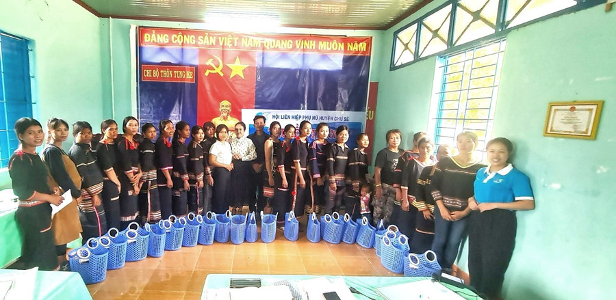 Ra mắt câu lạc bộ &quot;Phụ nữ hạn chế sử dụng túi ni lông” tại làng Tung Ke, xã Ayun, huyện Chư Sê. Ảnh: Minh Châu